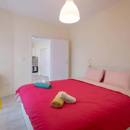 Bright & Chic Parkside Sofia