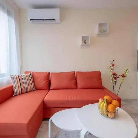 Bright & Chic Parkside Apartment