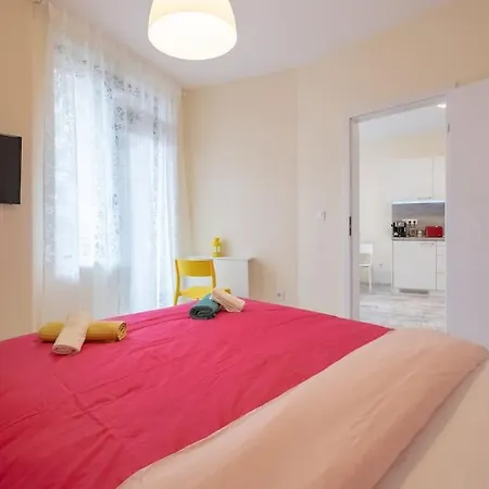 Bright & Chic Parkside Sofia