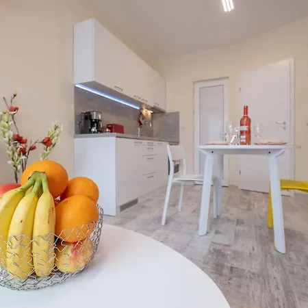 Bright & Chic Parkside Sofia