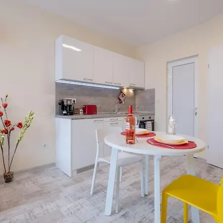 Bright & Chic Parkside Sofia