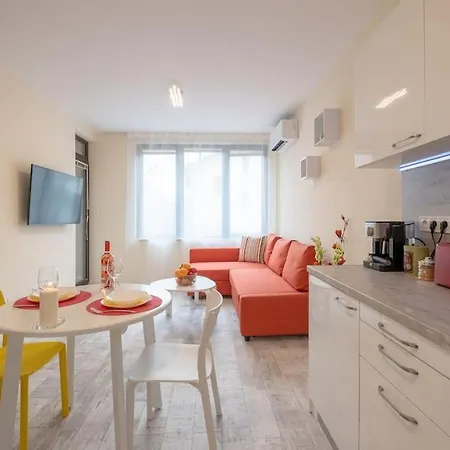 Bright & Chic Parkside Sofia