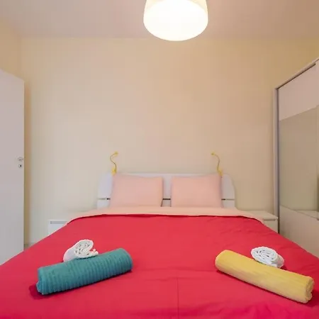 Bright & Chic Parkside Apartment Sofia